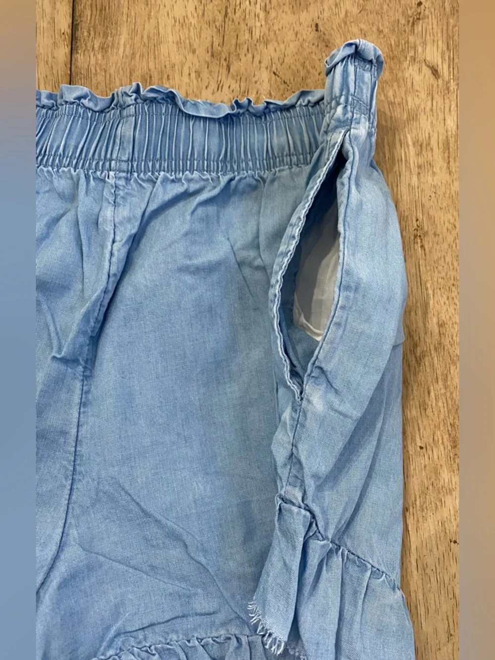 Aerie Women’s Sz M Chambray Ruffle‎ High Rise Shorts